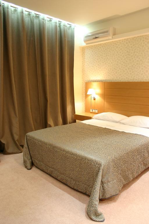 Deves Hotel Nafplio Zimmer foto
